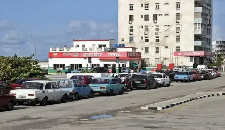 FOTOGRAFÍA. LA HABANA (CUBA), 21 DE ENERO DE 2026. Trump deja la dictadura socialista de Cuba sin petróleo venezolano. Fotografía que muestra vehículos haciendo fila para abastecerse de combustible este miércoles, en La Habana (Cuba), primeros efectos directos del cierre de grifo del petróleo venezolano en Caracas (Venezuela) por parte de la Administración Donald John Trump/James David Vance, después de la captura y extracción del narcodictador y narcoterrorista Nicolás Maduro Moros. Efe