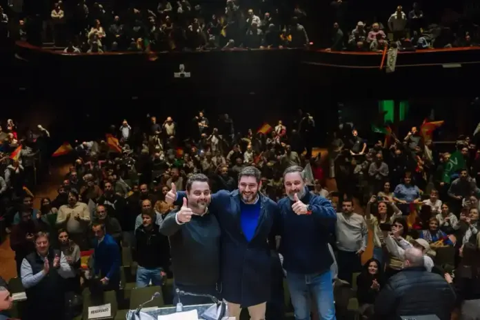 FOTOGRAFÍA. JACA (HUESCA) ARAGÓN (ESPAÑA), 14 DE ENERO DE 2026. Abascal: Pedro Sánchez encabeza una mafia mentirosa y traicionera. El socialismo azul PP aspira a un mero relevo con el PSOE. El socialismo azul PP aspira a un mero relevo con el PSOE. El presidente de Patriots y de VOX, Santiago Abascal Conde (d); arropó hoy al candidato de VOX a la presidencia del Gobierno autonómico de Aragón, Alejandro Nolasco Asencio (c); y al cabeza de lista por la provincia de Huesca en las elecciones del 8 de febrero de 2026, David Arranz Ballesteros (i) en un mitin de precampaña del 8F Aragón en jaca (Huesca). Lasvocesdelpueblo (Ñ Pueblo)