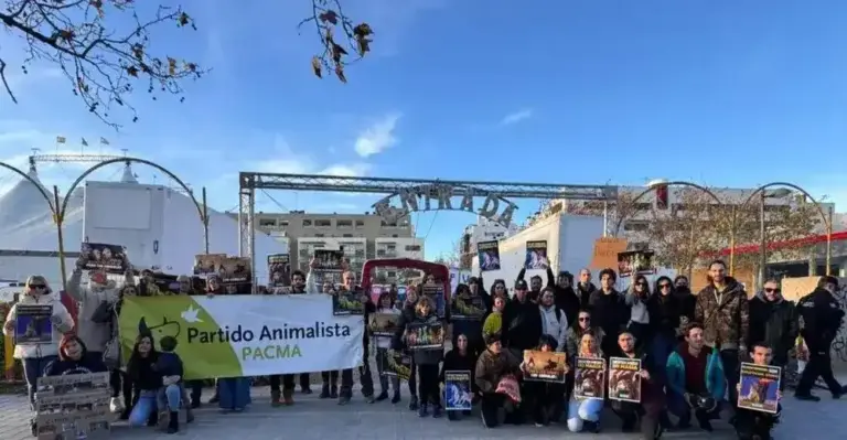 FOTOGRAFÍA. VALENCIA (COMUNIDAD VALENCIANA) ESPAÑA, 10 DE ENERO DE 2026. Denuncian los llantos de los burros en el Circ de Nadal. La movilización ha sido convocada por organizaciones como Animanaturalis, Youth Climate Save Valencia, Plataforma Defensa Animal, Associació Valenciana del Circ y PACMA Comunidad Valenciana, con el respaldo de plataformas vecinales, comunidad educativa y activistas por los derechos de los animales. lasvocesdelpueblo (Ñ Pueblo)