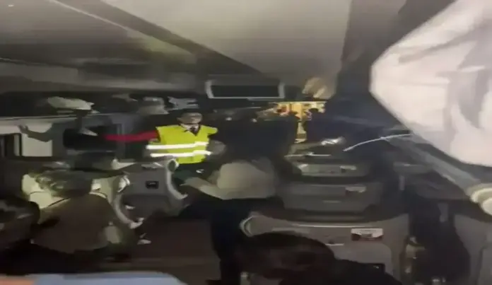 Descarrilamiento de trenes en Adamuz deja 21 muertos y gente atrapadas,Alta Velocidad, trenes,accidente de tren, Adamuz,Córdoba, accidente de tren Córdoba,Renfe (3) FOTOGRAFÍA. ADAMUZ (CÓRDOBA) ANADALUCÍA (ESPAÑA), 18 DE ENERO DE 2026. Descarrilamiento de trenes en Adamuz deja 21 muertos y gente atrapadas. Imagen de varios pasajeros en un vagón de uno de los trenes siniestrados en Adamuz (Córdoba). Imágenes facilitadas por Adri Vélez en la red social X. Efe