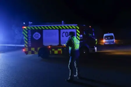 FOTOGRAFÍA. ADAMUZ (CÓRDOBA) ANADALUCÍA (ESPAÑA), 18 DE ENERO DE 2026. Descarrilamiento de trenes en Adamuz deja 21 muertos y gente atrapadas. Servicios de Emergencias llegan al lugar del accidente en Adamuz (Córdoba). Efe