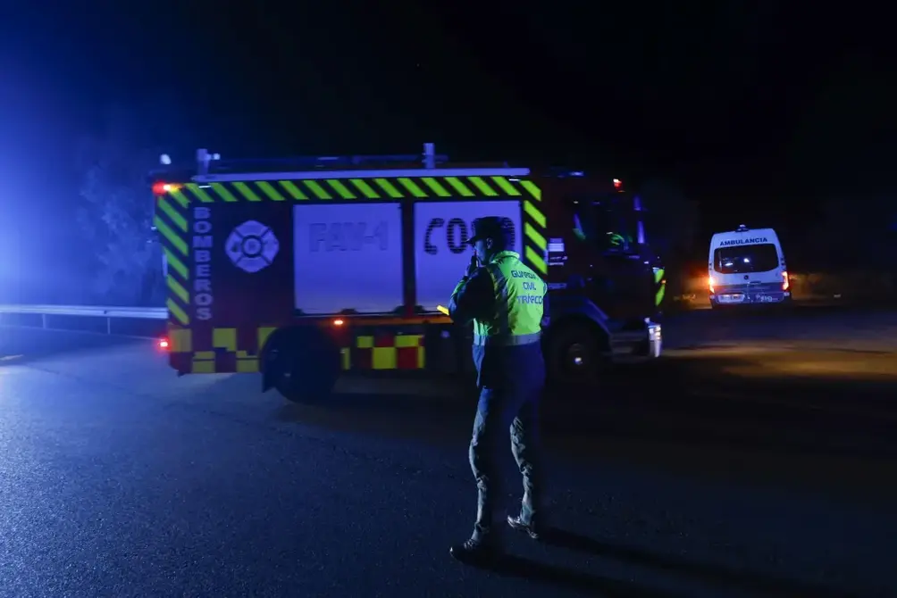 FOTOGRAFÍA. ADAMUZ (CÓRDOBA) ANADALUCÍA (ESPAÑA), 18 DE ENERO DE 2026. Descarrilamiento de trenes en Adamuz deja 21 muertos y gente atrapadas. Servicios de Emergencias llegan al lugar del accidente en Adamuz (Córdoba). Efe