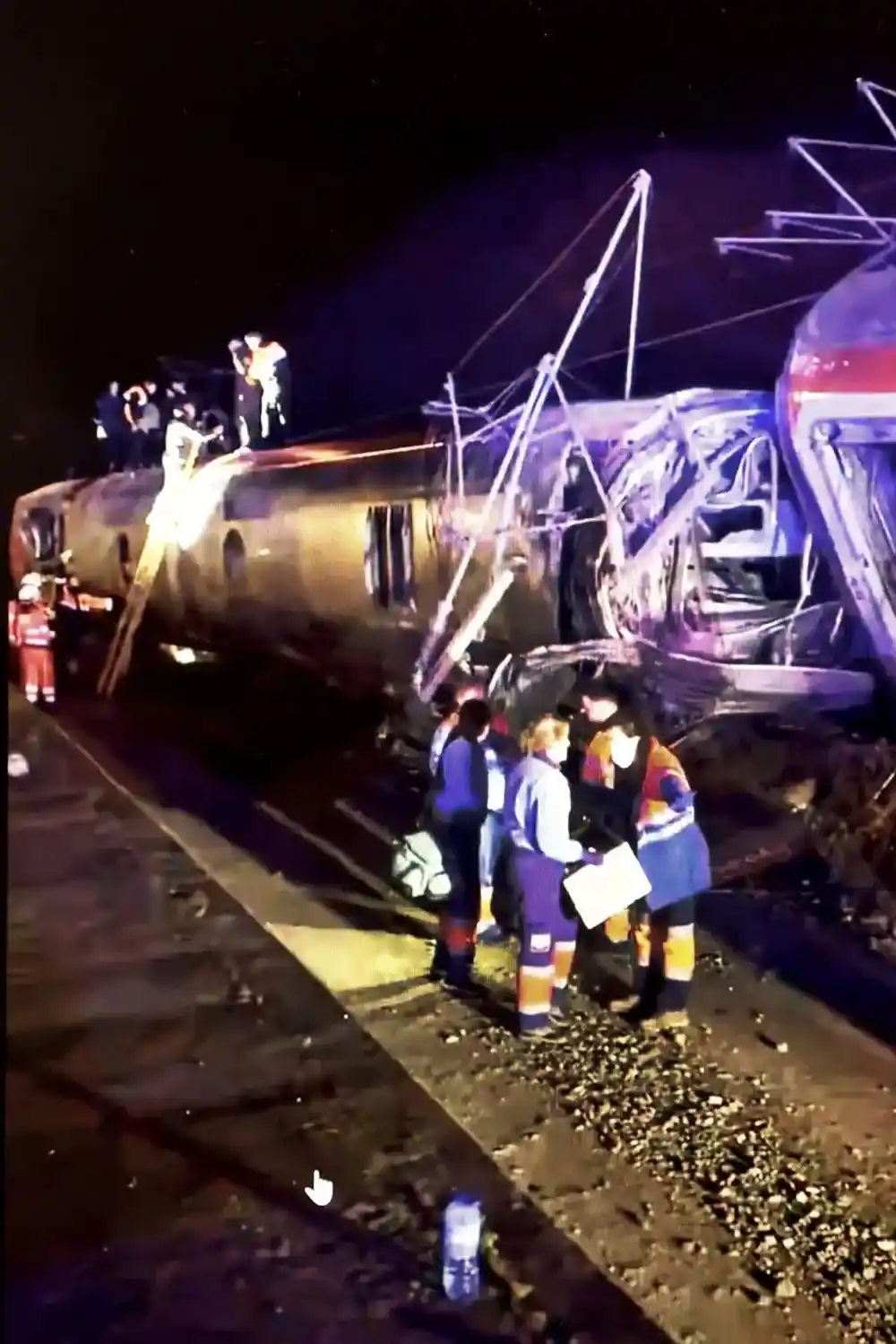 FOTOGRAFÍA. ADAMUZ (CÓRDOBA) ANADALUCÍA (ESPAÑA), 18 DE ENERO DE 2026. Descarrilamiento de trenes en Adamuz deja 21 muertos y gente atrapadas. Servicios de Emergencias llegan al lugar del accidente en Adamuz (Córdoba). Efe