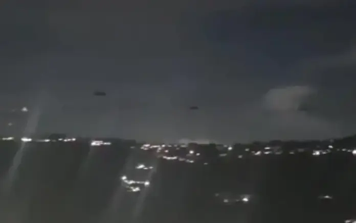 FOTOGRAFÍA. CARACAS/HIGUEROTA/VAGAS (VENEZUELA), 03 DE DICIEMBRE DE 2025. EEUU ataca y destruye varios objetivos narcoterroristas en Venezuela. las imágenes de testigos, vecinos de Carcas, captan llamas y humo denso elevándose desde la zona de ataques y destrucción de objetivos narcoterrorista de la dictadura comunista del tirano Nicolás Maduro Moro en Venezuela. Las fuertes explosiones en imágenes indican daños graves. El puerto de La Guaira -una instalación portuaria localizada en la Avenida Soublette, en el municipio Vargas del Estado La Guaira, al centro norte del país sudamericano de Venezuela- parece ser uno de varios objetivos estratégicos atacados durante la operación militar en desarrollo.