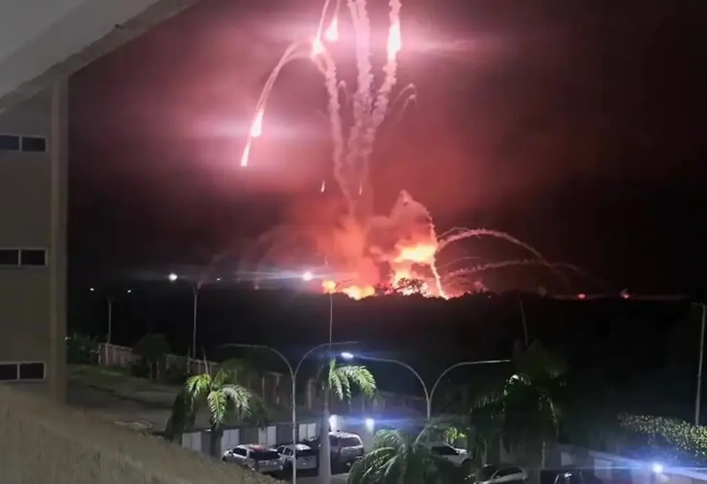 FOTOGRAFÍA. CARACAS/HIGUEROTA/VAGAS (VENEZUELA), 03 DE DICIEMBRE DE 2025. EEUU ataca y destruye varios objetivos narcoterroristas en Venezuela. las imágenes de testigos, vecinos de Carcas, captan llamas y humo denso elevándose desde la zona de ataques y destrucción de objetivos narcoterrorista de la dictadura comunista del tirano Nicolás Maduro Moro en Venezuela. Las fuertes explosiones en imágenes indican daños graves. El puerto de La Guaira -una instalación portuaria localizada en la Avenida Soublette, en el municipio Vargas del Estado La Guaira, al centro norte del país sudamericano de Venezuela- parece ser uno de varios objetivos estratégicos atacados durante la operación militar en desarrollo. Lasvocesdelpueblo (Ñ Pueblo)