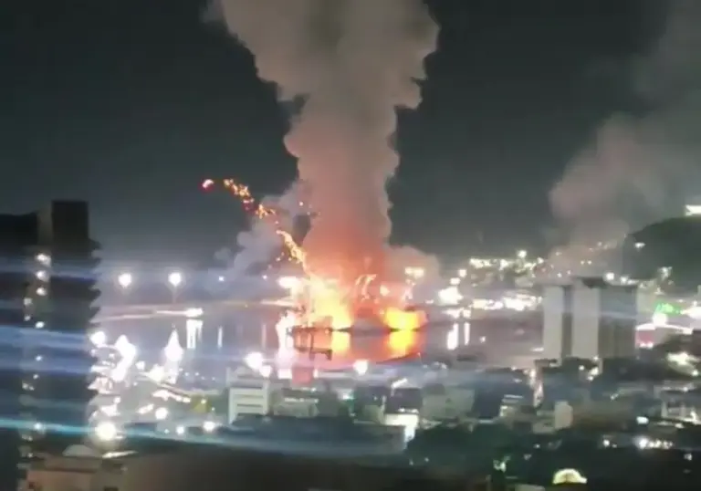 FOTOGRAFÍA. CARACAS/HIGUEROTA/VAGAS (VENEZUELA), 03 DE DICIEMBRE DE 2025. EEUU ataca y destruye varios objetivos narcoterroristas en Venezuela. las imágenes de testigos, vecinos de Carcas, captan llamas y humo denso elevándose desde la zona de ataques y destrucción de objetivos narcoterrorista de la dictadura comunista del tirano Nicolás Maduro Moro en Venezuela. Las fuertes explosiones en imágenes indican daños graves. El puerto de La Guaira -una instalación portuaria localizada en la Avenida Soublette, en el municipio Vargas del Estado La Guaira, al centro norte del país sudamericano de Venezuela- parece ser uno de varios objetivos estratégicos atacados durante la operación militar en desarrollo. Lasvocesdelpueblo (Ñ Pueblo)