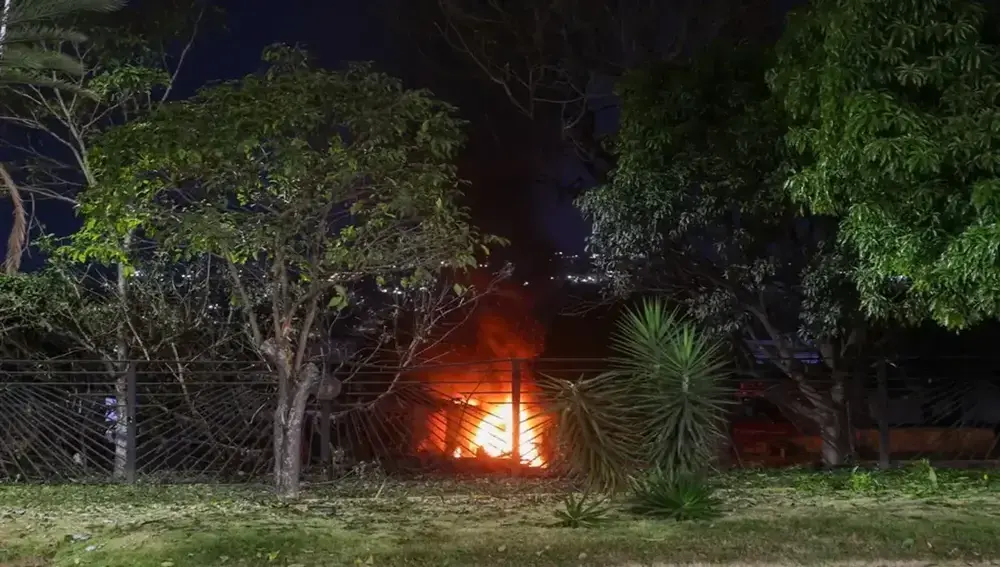 FOTOGRAFÍA. CARCAS (VENEZUELA), 03 DE DICIEMBRE DE 2025. EEUU inicia la salvación de Venezuela y la dictadura entra en pánico. Vista de las calles de Caracas, capital de Venezuela, tras varias detonaciones y explosiones en la madrugada de este sábado, contra objetivos narcoterroristas de la dictadura comunista de Venezuela, titular del tirano y terrorista Nicolás Maduro Moro. Varios reportes muestran e informan que los "soldados" de la dictadura de Venezuela han abandonado los cuarteles y han huido junto a los civiles como ratas asquerosas socialistas cuando aviones de combates de EEUU sobrevolaban la zona, en vez de defender el régimen de Maduro con sus vidas; ahora no quieren "morir" por el Chavismo. Reportes muestran soldados huyendo descalzos con sus potas militares en manos sin ganas de lucha, visiblemente, según la manera que tienen sus armas. Parecen más a desertores que defensores de la dictadura comunista. Efe