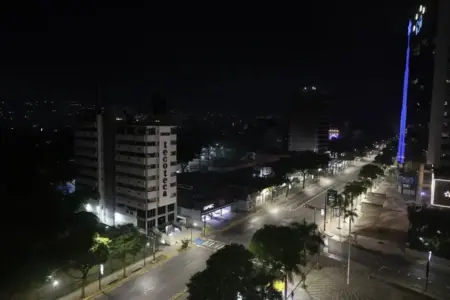 FOTOGRAFÍA. CARCAS (VENEZUELA), 03 DE DICIEMBRE DE 2025. EEUU inicia la salvación de Venezuela y la dictadura entra en pánico. Vista de las calles de Caracas, capital de Venezuela, tras varias detonaciones y explosiones en la madrugada de este sábado, contra objetivos narcoterroristas de la dictadura comunista de Venezuela, titular del tirano y terrorista Nicolás Maduro Moro. Varios reportes muestran e informan que los "soldados" de la dictadura de Venezuela han abandonado los cuarteles y han huido junto a los civiles como ratas asquerosas socialistas cuando aviones de combates de EEUU sobrevolaban la zona, en vez de defender el régimen de Maduro con sus vidas; ahora no quieren "morir" por el Chavismo. Reportes muestran soldados huyendo descalzos con sus potas militares en manos sin ganas de lucha, visiblemente, según la manera que tienen sus armas. Parecen más a desertores que defensores de la dictadura comunista. Efe