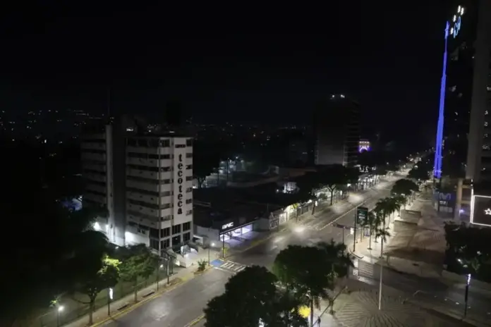 FOTOGRAFÍA. CARCAS (VENEZUELA), 03 DE DICIEMBRE DE 2025. EEUU inicia la salvación de Venezuela y la dictadura entra en pánico. Vista de las calles de Caracas, capital de Venezuela, tras varias detonaciones y explosiones en la madrugada de este sábado, contra objetivos narcoterroristas de la dictadura comunista de Venezuela, titular del tirano y terrorista Nicolás Maduro Moro. Varios reportes muestran e informan que los "soldados" de la dictadura de Venezuela han abandonado los cuarteles y han huido junto a los civiles como ratas asquerosas socialistas cuando aviones de combates de EEUU sobrevolaban la zona, en vez de defender el régimen de Maduro con sus vidas; ahora no quieren "morir" por el Chavismo. Reportes muestran soldados huyendo descalzos con sus potas militares en manos sin ganas de lucha, visiblemente, según la manera que tienen sus armas. Parecen más a desertores que defensores de la dictadura comunista. Efe