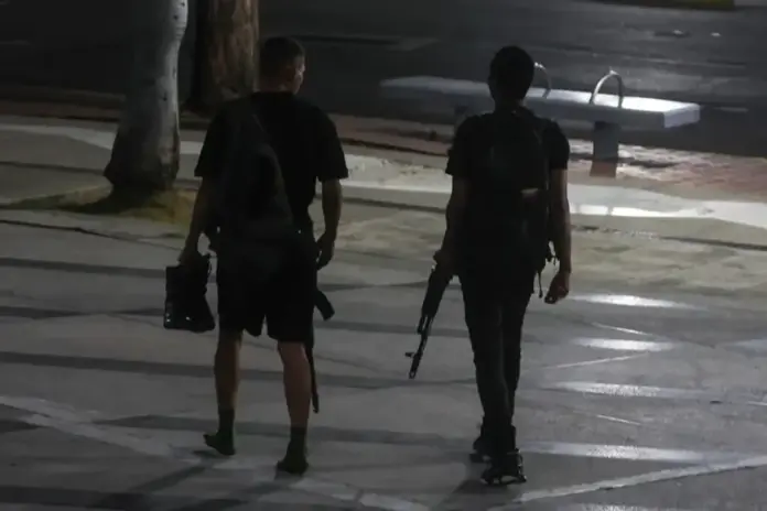 FOTOGRAFÍA. CARCAS (VENEZUELA), 03 DE DICIEMBRE DE 2025. EEUU inicia la salvación de Venezuela y la dictadura entra en pánico. Vista de las calles de Caracas, capital de Venezuela, tras varias detonaciones y explosiones en la madrugada de este sábado, contra objetivos narcoterroristas de la dictadura comunista de Venezuela, titular del tirano y terrorista Nicolás Maduro Moro. Varios reportes muestran e informan que los "soldados" de la dictadura de Venezuela han abandonado los cuarteles y han huido junto a los civiles como ratas asquerosas socialistas cuando aviones de combates de EEUU sobrevolaban la zona, en vez de defender el régimen de Maduro con sus vidas; ahora no quieren "morir" por el Chavismo. Reportes muestran soldados huyendo descalzos con sus potas militares en manos sin ganas de lucha, visiblemente, según la manera que tienen sus armas. Parecen más a desertores que defensores de la dictadura comunista. Efe