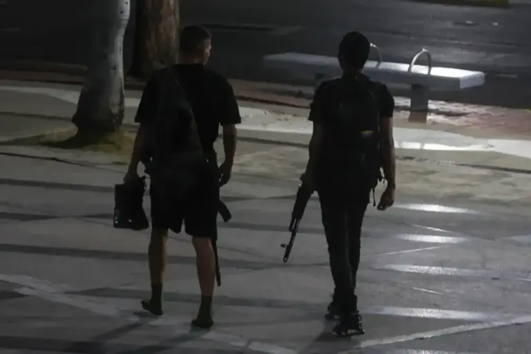 FOTOGRAFÍA. CARCAS (VENEZUELA), 03 DE DICIEMBRE DE 2025. EEUU inicia la salvación de Venezuela y la dictadura entra en pánico. Vista de las calles de Caracas, capital de Venezuela, tras varias detonaciones y explosiones en la madrugada de este sábado, contra objetivos narcoterroristas de la dictadura comunista de Venezuela, titular del tirano y terrorista Nicolás Maduro Moro. Varios reportes muestran e informan que los "soldados" de la dictadura de Venezuela han abandonado los cuarteles y han huido junto a los civiles como ratas asquerosas socialistas cuando aviones de combates de EEUU sobrevolaban la zona, en vez de defender el régimen de Maduro con sus vidas; ahora no quieren "morir" por el Chavismo. Reportes muestran soldados huyendo descalzos con sus potas militares en manos sin ganas de lucha, visiblemente, según la manera que tienen sus armas. Parecen más a desertores que defensores de la dictadura comunista. Efe