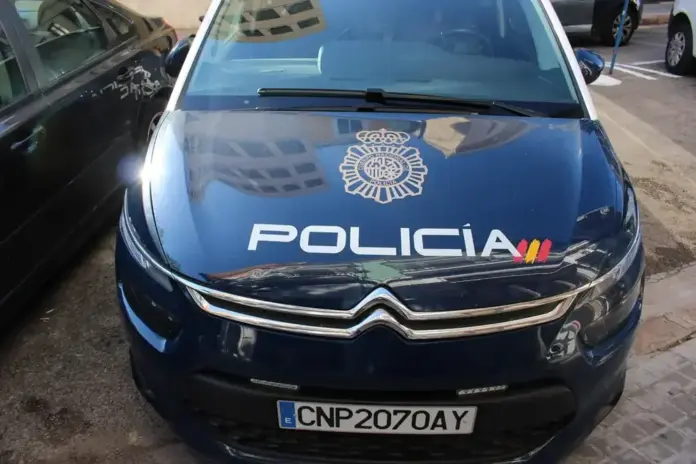 FOTOGRAFÍA. SEVILLA (ANDALUCÍA) ESPAÑA, 17 DE DICIEMBRE DE 2025. El sindicato policial EYA reclama acuerdo inmediato sobre pagas extraordinarias de policías. En la imagen, un detalle de uno de los coches patrulla del Cuerpo Nacional de la Policía española, registrado hoy en Sevilla, Comunidad Autónoma de Andalucía. Efe