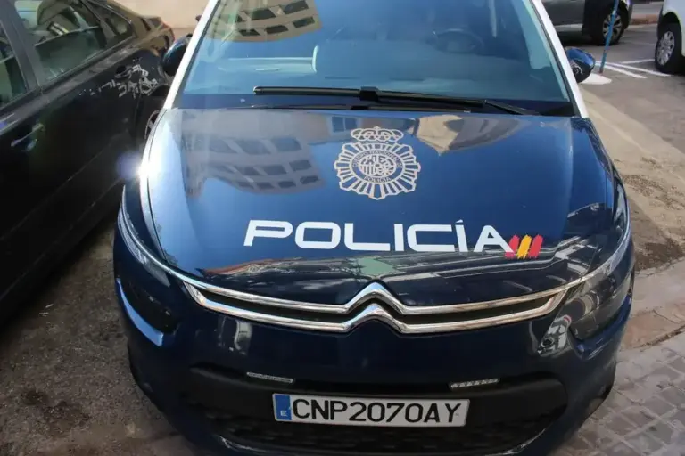 FOTOGRAFÍA. SEVILLA (ANDALUCÍA) ESPAÑA, 17 DE DICIEMBRE DE 2025. El sindicato policial EYA reclama acuerdo inmediato sobre pagas extraordinarias de policías. En la imagen, un detalle de uno de los coches patrulla del Cuerpo Nacional de la Policía española, registrado hoy en Sevilla, Comunidad Autónoma de Andalucía. Efe