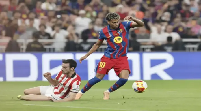 FOTOGRAFÍA. YEDA (ARABIA SAUDITA), 07 DE ENERO DE 2026. El delantero del FC Barcelona, Lamine Yamal (d), se lleva el balón ante el defensa del Athletic Club, Iñigo Lekue, durante el partido de la Supercopa de España que disputan el FC Barcelona y el Athletic Club, este miércoles en el estadio Alinma Bank Stadium at King Abdullah Sport, en Yeda. Efe