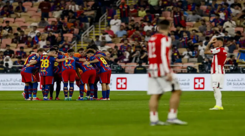 FOTOGRAFÍA. YEDA (ARABIA SAUDITA), 07 DE ENERO DE 2026. Los jugadores del FC Barcelona antes del inicio de la segunda parte del partido de la Supercopa de España que disputan el FC Barcelona y el Athletic Club, este miércoles en el estadio Alinma Bank Stadium at King Abdullah Sport, en Yeda. Efe