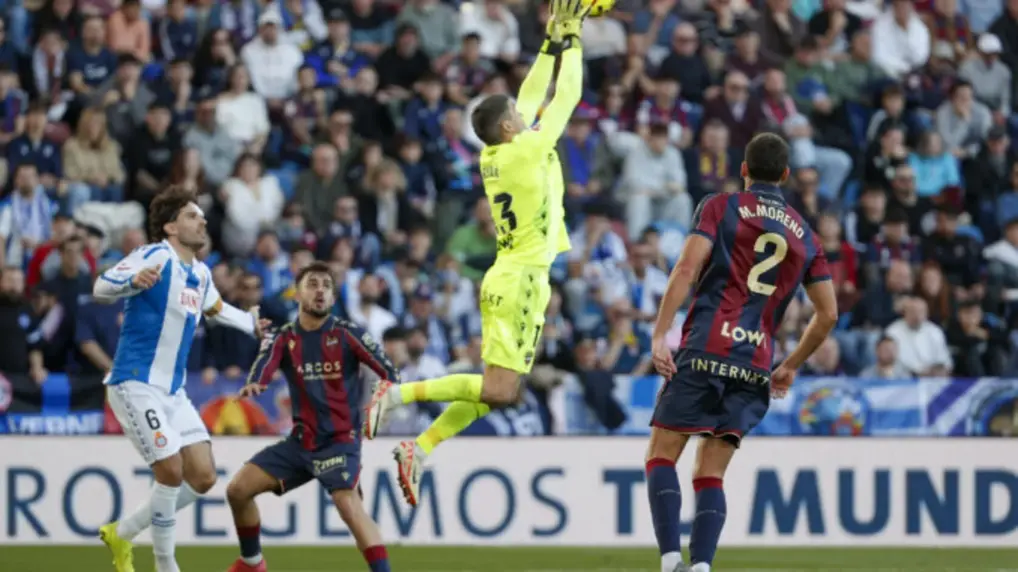 FOTOGRAFÍA. VALENCIA (COMUNIDAD VALENCIANA) ESPAÑA, 11 DE ENERO DE 2026. El Espanyol paga cara su falta de gol ante el Levante (1-1). El guardameta del Levante, Mathew Ryan (c), durante el partido de la jornada 19 de LaLiga EA Sports entre Levante UD y RCD Espanyol celebrado en el Estadio Ciutat de València, en Valencia. Efe