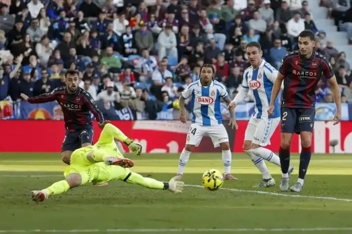 FOTOGRAFÍA. VALENCIA (COMUNIDAD VALENCIANA) ESPAÑA, 11 DE ENERO DE 2026. El Espanyol paga cara su falta de gol ante el Levante (1-1). El guardameta del Levante, Mathew Ryan (2i), detiene un balón durante el partido de la jornada 19 de LaLiga EA Sports entre Levante UD y RCD Espanyol celebrado en el Estadio Ciutat de València, en Valencia. Efe