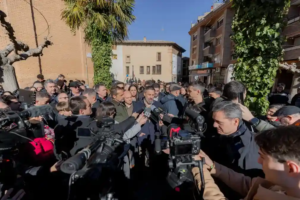FOTOGRAFÍA. LA ALMUNIA DE DOÑA GODINA (ZARAGOZA) ARAGÓN (ESPAÑA), 22 DE ENERO DE 2026. El PP sostiene y apoya al Gobierno de Pedro Sánchez. El líder de VOX, Santiago Abascal Conde (c), junto al candidato de VOX a la Presidencia de Aragón para las elecciones autonómicas del próximo 08 de febrero (8F), Alejandro Nolasco Asensio (d), valoró este jueves la actualidad política en La Almunia de Doña Godina (Zaragoza), dentro de los actos de precampaña de las Elecciones Aragón 8F. Lasvocesdelpueblo (Ñ Pueblo)