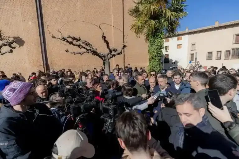 FOTOGRAFÍA. LA ALMUNIA DE DOÑA GODINA (ZARAGOZA) ARAGÓN (ESPAÑA), 22 DE ENERO DE 2026. El PP sostiene y apoya al Gobierno de Pedro Sánchez. El líder de VOX, Santiago Abascal Conde (c), junto al candidato de VOX a la Presidencia de Aragón para las elecciones autonómicas del próximo 08 de febrero (8F), Alejandro Nolasco Asensio (d), valoró este jueves la actualidad política en La Almunia de Doña Godina (Zaragoza), dentro de los actos de precampaña de las Elecciones Aragón 8F. Lasvocesdelpueblo (Ñ Pueblo)
