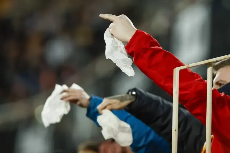 FOTOGRAFÍA. VALENCIA (ESPAÑA), 11 DE ENERO DE 2026. Aficionados del Valencia sacan pañuelos blancos durante el partido de la jornada 19 de LaLiga EA Sports que disputaron el Valencia CFy el Elche CF en el estadio de Mestalla. Efe