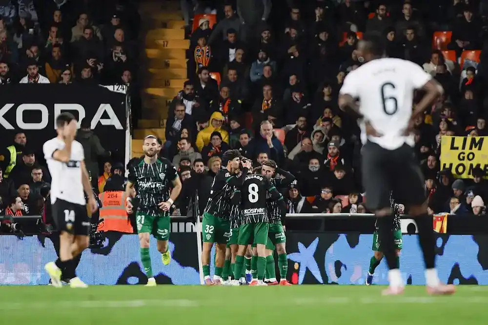 FOTOGRAFÍA. VALENCIA (ESPAÑA), 11 DE ENERO DE 2026. Los jugadores del Elche celebran el primer gol del equipo ilicitano durante el partido de la jornada 19 de LaLiga EA Sports que disputaron el Valencia CFy el Elche CF en el estadio de Mestalla. Efe