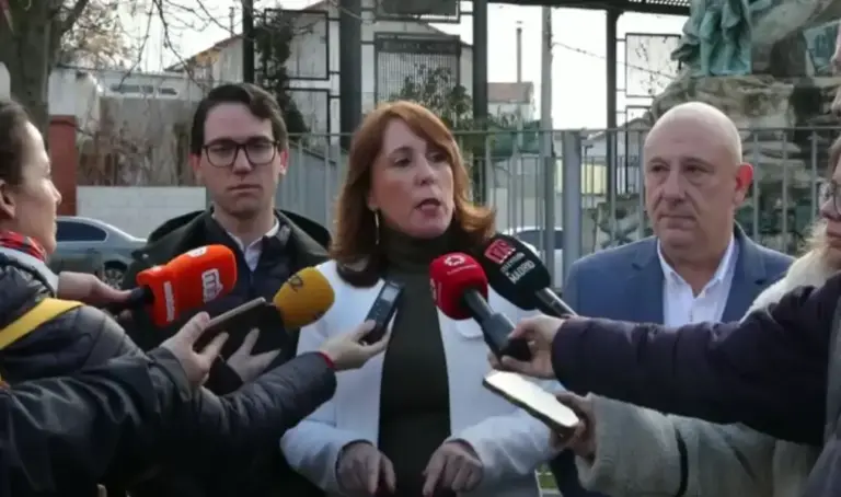 FOTOGRAFÍA. MÓSTOLES (COMUNIDAD DE MADRID) ESPAÑA, 14 DE ENERO DE 2026. El apoyo de VOX al PP en Móstoles era el de socio exigente y vigilante. La portavoz del Grupo municipal de VOX en el Ayuntamiento de Móstoles, Nieva Machín Osés, registrada este miércoles durante una rueda de prensa. Lasvocesdelpueblo (Ñ Pueblo)