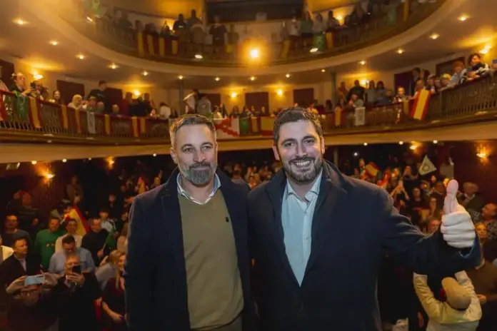 FOTOGRAFÍA. ACAÑIZ (TERUEL) ARAGÓN (ESPAÑA), 22 DE ENERO DE 2026. Abascal y candidato Nolasco desbordan Alcañiz: más de 250 fuera. El candidato Nolasco celebra la derrota del PP-PSOE ante VOX. El candidato de VOX a la Presidencia del Gobierno autonómico de Aragón, Alejandro Nolasco Asensio, junto al presidente de VOX y Patriots, Santiago Abascal Conde, participó esta tarde y noche en un mitin de precampaña electoral de Elecciones Aragón 8F en Alcañiz, en la provincia de Teruel (Aragón). Lasvocesdelpueblo (Ñ Pueblo)