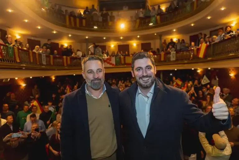 FOTOGRAFÍA. ACAÑIZ (TERUEL) ARAGÓN (ESPAÑA), 22 DE ENERO DE 2026. Abascal y candidato Nolasco desbordan Alcañiz: más de 250 fuera. El candidato Nolasco celebra la derrota del PP-PSOE ante VOX. El candidato de VOX a la Presidencia del Gobierno autonómico de Aragón, Alejandro Nolasco Asensio, junto al presidente de VOX y Patriots, Santiago Abascal Conde, participó esta tarde y noche en un mitin de precampaña electoral de Elecciones Aragón 8F en Alcañiz, en la provincia de Teruel (Aragón). Lasvocesdelpueblo (Ñ Pueblo)