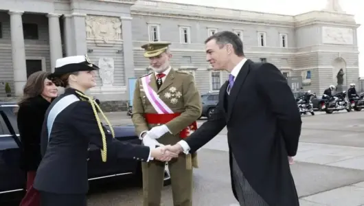 FOTOGRAFÍA. MADRID (COMUNIDAD DE MADRID) REINO DE ESPAÑA, 06 DE ENERO DE 2025. Palacio Real de Madrid, PASCUA MILITAR 2025. El porqué se debe corregir la Constitución española. Sus Majestades los Reyes -Felipe Juan Pablo Alfonso de Todos los Santos de Borbón y Grecia (2 d)) y Letizia Ortiz Rocasolano (2 i)-, acompañados por su Alteza Real la Princesa de Asturias, Leonor de Borbón y Ortiz (1 i), han presidido en el Palacio Real de Madrid la tradicional celebración de la Pascua Militar, una ceremonia profundamente enraizada en la vida castrense española. A su llegada a la Plaza de la Almudena, han sido recibidos por el presidente del Gobierno, Pedro Sánchez Pérez-Castejón (d). A continuación, accedieron a la Plaza de la Armería donde han sido saludados por la ministra de Defensa, María Margarita Robles Fernández (Margarita Robles); el ministro del Interior, Fernando Grande-Marlaska Gómez; el jefe de Estado Mayor de la Defensa, almirante general Teodoro López Calderón; y por el jefe del Cuarto Militar de la Casa de S.M. el Rey, teniente general Eduardo Diz Monje. Finalizada la revista y honores, sus Majestades y Su Alteza Real, junto a las autoridades que les recibieron, se dirigieron, por la Escalera de Embajadores, a la Saleta de Gasparini, donde han recibido el saludo de las comisiones, para ocupar posteriormente su puesto en el Salón del Trono. Lasvocesdelpueblo (Ñ Pueblo)