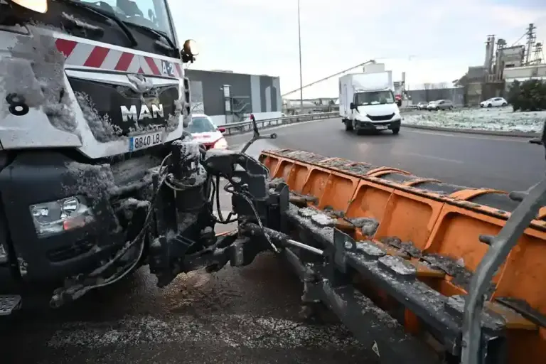 FOTOGRAFÍA. MADRID (ESPAÑA), 05 DE ENERO DE 2026. El temporal de nieve condiciona la circulación en España. Una máquina quitanieves preparada para intervenir en Los Santos de la Humosa (Madrid), este lunes. Efe