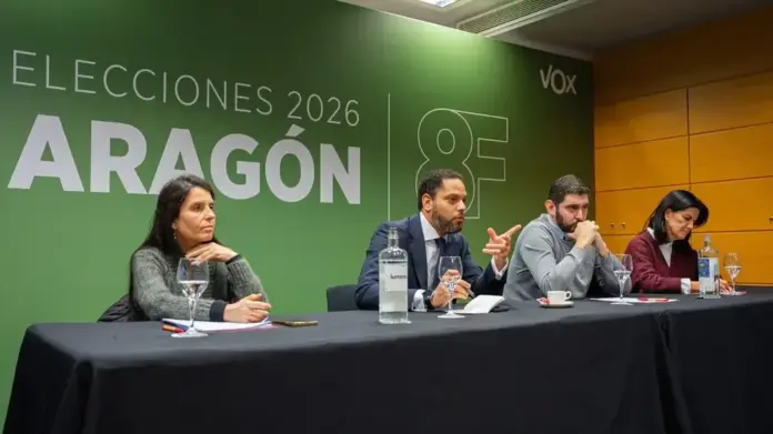 FOTOGRAFÍA. ZARAGOZA (ARAGÓN) ESPAÑA, 20 DE ENERO DE 2026. El secretario general de VOX, Ignacio Garriga Vaz de Conceiçao, junto a la secretaria general adjunta de VOX, Montserrat Lluís Serret (Montse Lluís), y a la vicesecretaria nacional de Organización de VOX, María de la Cabeza Ruiz Solas (María Ruiz), ha mantenido la mañana de este martes un encuentro de trabajo con el candidato de VOX a la Presidencia del Gobierno autonómico de Aragón, Alejandro Nolasco Asensio, y los equipos de campaña de los tres cabezas de listas por las tres provincias aragonesas a las Elecciones Aragón 8F: por Zaragoza, Santiago Morón Sanjuan; por Huesca, David Arranz Ballesteros; por Teruel, el candidato Alejandro Nolasco Asensio. Lasvocesdelpueblo (Ñ pueblo)