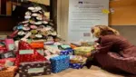 FOTOGRAFÍA. BARCELONA (CATALUÑA) ESPAÑA, 07 DE ENERO DE 2026. Empleados de AXA reparten regalos a más de 1.400 niños. La asociación de voluntariado AXA de "Todo Corazón" ha conseguido más de 1.400 regalos en toda España gracias a la participación de los empleados de la aseguradora a través de la campaña de Navidad 2025. Lasvocesdelpueblo (Ñ Pueblo)