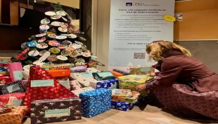 FOTOGRAFÍA. BARCELONA (CATALUÑA) ESPAÑA, 07 DE ENERO DE 2026. Empleados de AXA reparten regalos a más de 1.400 niños. La asociación de voluntariado AXA de "Todo Corazón" ha conseguido más de 1.400 regalos en toda España gracias a la participación de los empleados de la aseguradora a través de la campaña de Navidad 2025. Lasvocesdelpueblo (Ñ Pueblo)