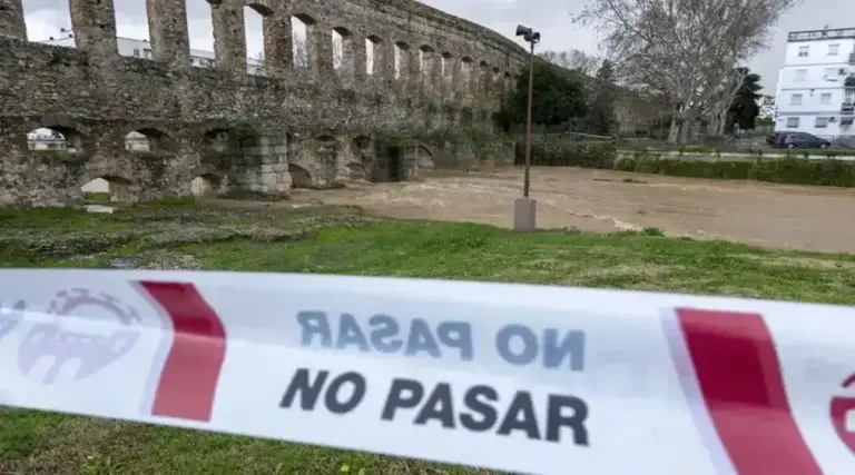 FOTOGRAFÍA. MÉRIDA (EXTREMADURA), 27 DE ENERO DE 2026. España en alerta por lluvias y vientos de hasta 120 km/h. La borrasca "Joseph" se ha dejado sentir de forma severa en Extremadura durante la jornada de este martes con abundantes lluvias, con varios municipios por encima de los 60 l/m2, y fuertes rachas de viento, que han alcanzado 103 km/h en Jerez de los Caballeros y 96 km/h en Aliseda. Vista del Acueducto de San Lázaro este martes en Mérida, Comunidad Autónoma de Extremadura. El Ayuntamiento de Mérida pone en marcha un protocolo de prevención y vigilancia en el entorno del río Albarregas a su paso por la ciudad por la crecida del cauce por las lluvias de las últimas horas. Efe