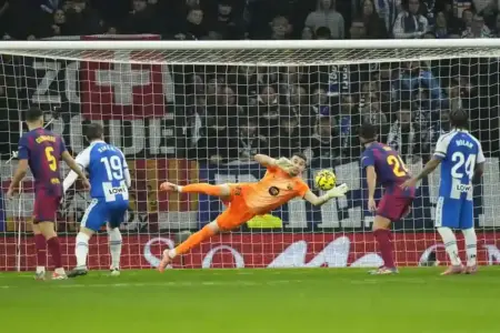 FOTOGRAFÍA. CORNELLÁ DE LLOBREGAT (BARCELONA) CATALUÑA (ESPAÑA), 03 DE ENERO DE 2026. El Barça solventa el derbi contra el Espanyol 0-2. El guardameta del Barcelona Joan García en acción durante el partido de la jornada 18 de LaLiga entre el RCD Espanyol y el FC Barcelona, este sábado en el RCDE Stadium. Efe