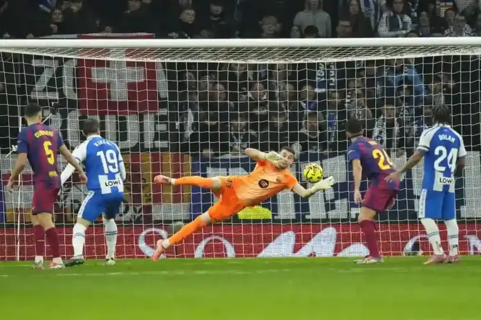 Espanyol, Barça, El Barça solventa el derbi contra el Espanyol 0-2 (1) FOTOGRAFÍA. CORNELLÁ DE LLOBREGAT (BARCELONA) CATALUÑA (ESPAÑA), 03 DE ENERO DE 2026. El Barça solventa el derbi contra el Espanyol 0-2. El guardameta del Barcelona Joan García en acción durante el partido de la jornada 18 de LaLiga entre el RCD Espanyol y el FC Barcelona, este sábado en el RCDE Stadium. Efe