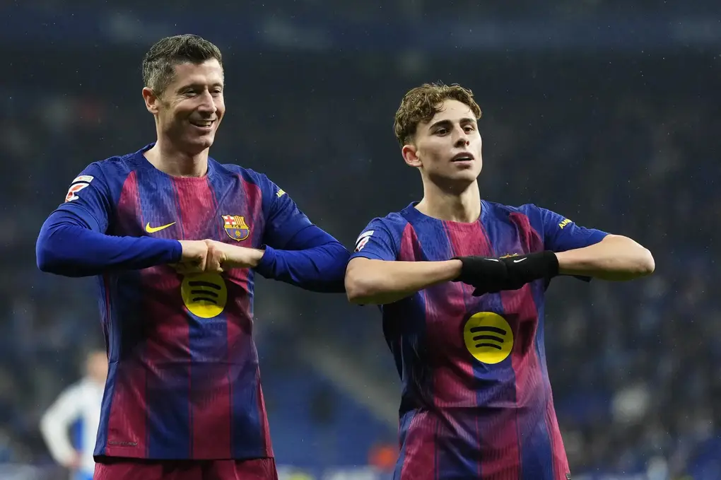 FOTOGRAFÍA. CORNELLÁ DE LLOBREGAT (BARCELONA) CATALUÑA (ESPAÑA), 03 DE ENERO DE 2026. El Barça solventa el derbi contra el Espanyol 0-2. El delantero del Barcelona Robert Lewandowski (i) celebra su gol durante el partido de la jornada 18 de LaLiga entre el RCD Espanyol y el FC Barcelona, este sábado en el RCDE Stadium. Efe