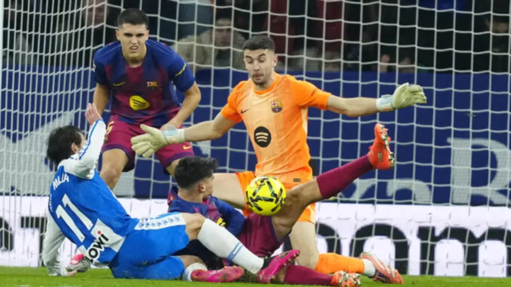 FOTOGRAFÍA. CORNELLÁ DE LLOBREGAT (BARCELONA) CATALUÑA (ESPAÑA), 03 DE ENERO DE 2026. El Barça solventa el derbi contra el Espanyol 0-2. El defensa del Barcelona Gerard Martín (2d) lucha con Pere Milla (i), del Espanyol, durante el partido de la jornada 18 de LaLiga entre el RCD Espanyol y el FC Barcelona, en el RCDE Stadium. Efe