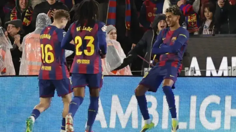 FOTOGRAFÍA. BARCELONA (CATALUAÑ) ESPAÑA, 25 DE ENERO DE 2026. El colista Real Oviedo entrega el liderato al Barça (3-0). El delantero del FC Barcelona Lamine Yamal (d) celebra su gol ante el Real Oviedo, tercero para el conjunto azulgrana, durante el partido de LaLiga disputado entre el FC Barcelona y el Real Oviedo este domingo en el Camp Nou en Barcelona. Efe