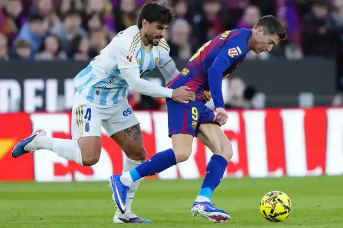 FC barcelona, Real Oviedo, Barça vs Real Oviedo, Camp Nou, El Barça recuperar el liderato liguero ante el Real Oviedo (3-0) FOTOGRAFÍA. BARCELONA (CATALUAÑ) ESPAÑA, 25 DE ENERO DE 2026. El Barça recuperar el liderato liguero ante el Real Oviedo (3-0). Robert Lewansdowski (d), del FC Barcelona, ante David Costas (i), del Real Oviedo, durante el partido de LaLiga disputado entre el FC Barcelona y el Real Oviedo este domingo en el Camp Nou en Barcelona. Efe