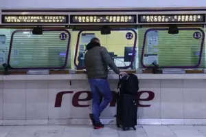 FOTOGRAFÍA. BARCELONA (CATALUÑA) ESPAÑA, 23 DE ENERO DE 2026. Restablecimiento parcial de servicio en Rodalies de Cataluña. Un usuario en la estación de Sants de Barcelona durante la segunda jornada de sin servicio en Rodalies de Cataluña. Efe