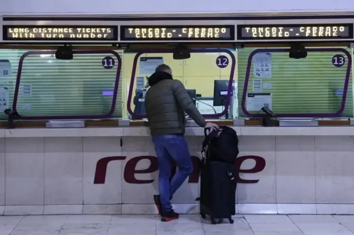 Renfe, Rodalies, Cataluña, trenes FOTOGRAFÍA. BARCELONA (CATALUÑA) ESPAÑA, 23 DE ENERO DE 2026. Restablecimiento parcial de servicio en Rodalies de Cataluña. Un usuario en la estación de Sants de Barcelona durante la segunda jornada de sin servicio en Rodalies de Cataluña. Efe