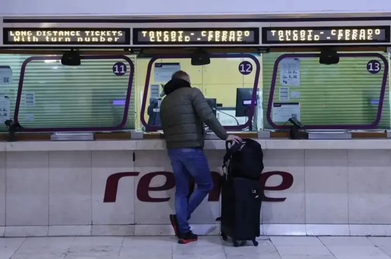 FOTOGRAFÍA. BARCELONA (CATALUÑA) ESPAÑA, 23 DE ENERO DE 2026. Restablecimiento parcial de servicio en Rodalies de Cataluña. Un usuario en la estación de Sants de Barcelona durante la segunda jornada de sin servicio en Rodalies de Cataluña. Efe