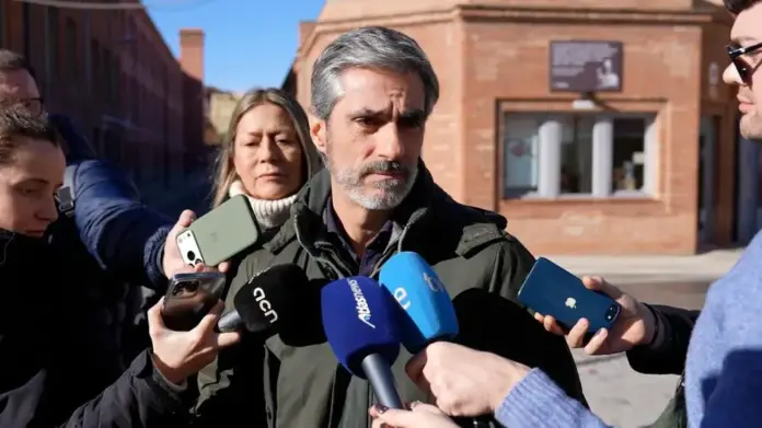 FOTOGRAFÍA. BARCELONA (CATALUÑA) ESPAÑA, 11 DE ENERO DE 2026. El presidente del grupo municipal de VOX en el Ayuntamiento de Barcelona, Gonzalo de Oro-Pulido Plaza, ha participado este domingo en la tradicional Festa dels Tres Tombs del barrio de Sant Andreu, donde ha atendido a los medios para valorar el inicio del nuevo curso político y la grave situación que atraviesa la ciudad. Lasvocesdelpueblo (Ñ Pueblo)