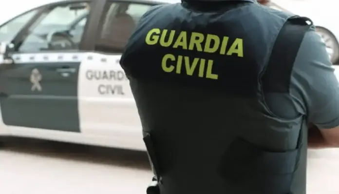 FOTOGRAFÍA. PORRIÑO (PONTEVEDRA) GALICIA (ESPAÑA), 05 DE ENERO DE 2026. A prisión por propinar violenta paliza a su pareja en Porriño. En la imagen, un profesional de la Guardia Civil junto a un coche de patrilla de la Benemérita. Efe