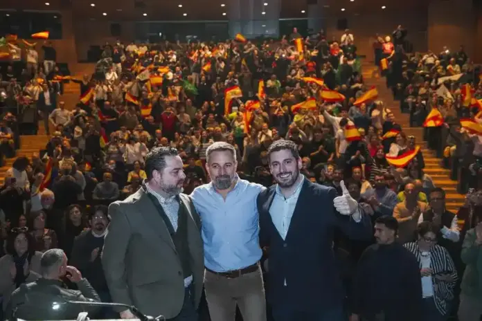 FOTOGRAFÍA. HUESCA (HUESCA) ARAGÓN (ESPAÑA), 23 DE ENERO DE 2026. El dinero para mantener las vías de tren se lo gastaron en putas. No somos los Servicios sociales ni de Marruecos ni de Argelia ni de Mali. El presidente del Comité Ejecutivo Provincial (CEP) de VOX Huesca, Francisco Casarrubio; el cabeza de lista de VOX al 8F Aragón por la provincia de Huesca, David Arranz Ballesteros (i); el candidato de VOX a la Presidencia del Gobierno autonómico de Aragón, Alejandro Nolasco Asensio (d); y el presidente de Patriots y de VOX y líder opositor español, Santiago Abascal Conde (c); han participado esta tarde y noche en el mitin de inicio de la campaña electoral de las Elecciones Aragón 8F en el Palacio de Congresos de Huesca junto a 782 personas, según aforo de butacas. Lasvocesdelpueblo (Ñ Pueblo)