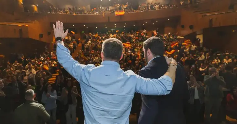 FOTOGRAFÍA. HUESCA (HUESCA) ARAGÓN (ESPAÑA), 23 DE ENERO DE 2026. El dinero para mantener las vías de tren se lo gastaron en putas. No somos los Servicios sociales ni de Marruecos ni de Argelia ni de Mali. El presidente del Comité Ejecutivo Provincial (CEP) de VOX Huesca, Francisco Casarrubio; el cabeza de lista de VOX al 8F Aragón por la provincia de Huesca, David Arranz Ballesteros; el candidato de VOX a la Presidencia del Gobierno autonómico de Aragón, Alejandro Nolasco Asensio (d); y el presidente de Patriots y de VOX y líder opositor español, Santiago Abascal Conde (i); han participado esta tarde y noche en el mitin de inicio de la campaña electoral de las Elecciones Aragón 8F en el Palacio de Congresos de Huesca junto a 782 personas, según aforo de butacas. Lasvocesdelpueblo (Ñ Pueblo)