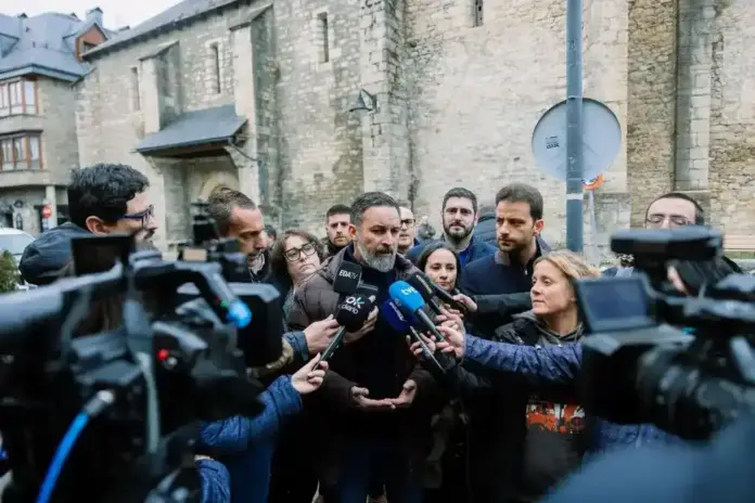 FOTOGRAFÍA. PANTICOSA (ARAGÓN) ESPAÑA, 14 DE ENERO DE 2026. Abascal denuncia la gran estafa del PP al reunirse con Sánchez. El presidente de VOX, Santiago Abascal Conde, atiende a los medios de comunicación este miércoles en Panticosa, Aragón, dentro de lo actos de precampaña electoral de Elecciones Aragón 8F. Lasvocesdelpueblo (Ñ Pueblo).