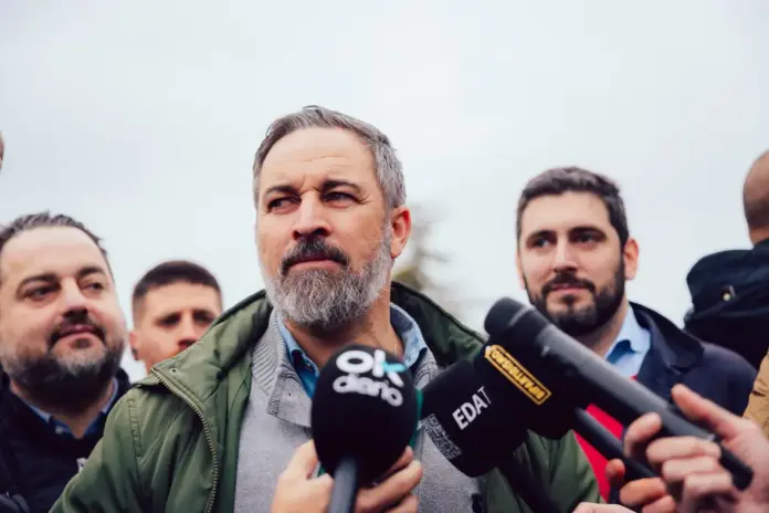 FOTOGRAFÍA. AÍNSA-SOBRARBE (HUESCA) ARAGÓN (ESPAÑA), 16 DE ENERO DE 2026. El presidente de VOX, Santiago Abascal Conde (c); junto al candidato a presidir el Gobierno autonómico de la Comunidad Autónoma de Aragón, Alejandro Nolasco Asensio (d); ha atendido este viernes a los medios de comunicación desde Aínsa-Sobrarbe, dentro de los actos de precampaña electoral que organiza está formación de las clases obreras de España para las Elecciones Aragón 8F. Lasvocesdelpueblo (Ñ Pueblo)