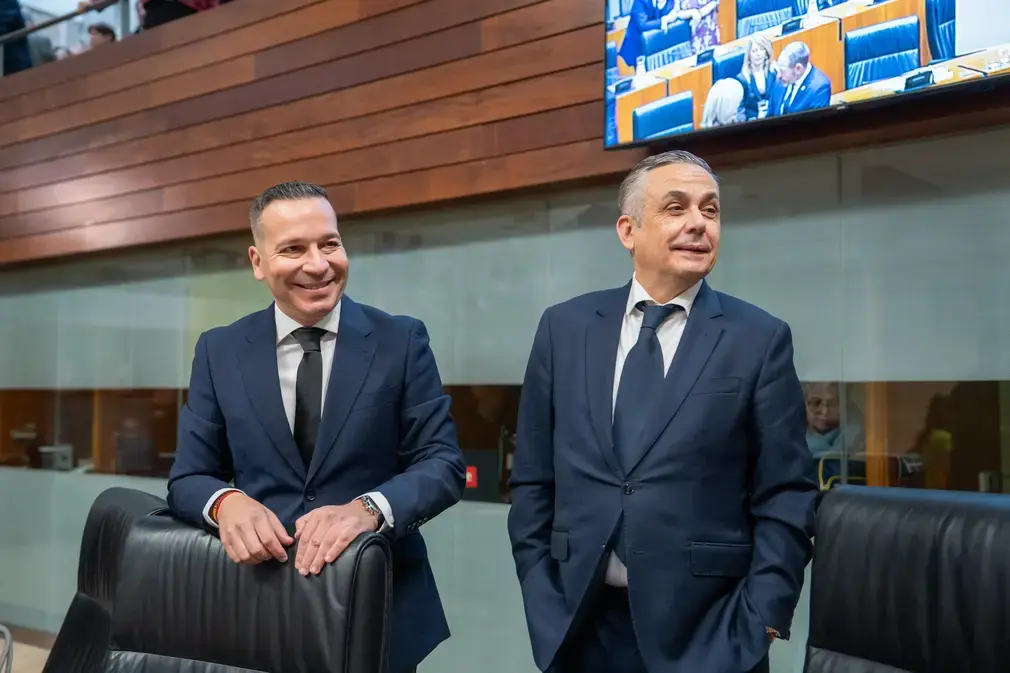 FOTOGRAFÍA. MÉRIDA (EXTREMADURA) ESPAÑA, 20 DE ENERO DE 2026. Los patriotas defienden cada voto con uñas y dientes en Extremadura. El portavoz del Grupo Parlamentario VOX en Extremadura, Óscar Fernández Calle, junto al senador de VOX por designación parlamentaria, Ángel Pelayo Gordillo, participaron hoy a la sesión constitutiva de la Asamblea de Extremadura. Lasvocesdelpueblo (Ñ Pueblo)